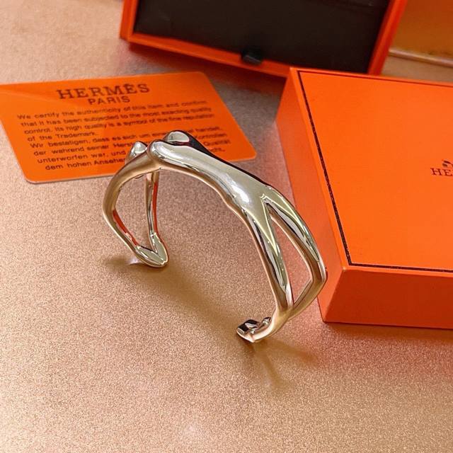Hermes bracelet, unisex, automatic adjustable opening. The pinnacle of jewelry