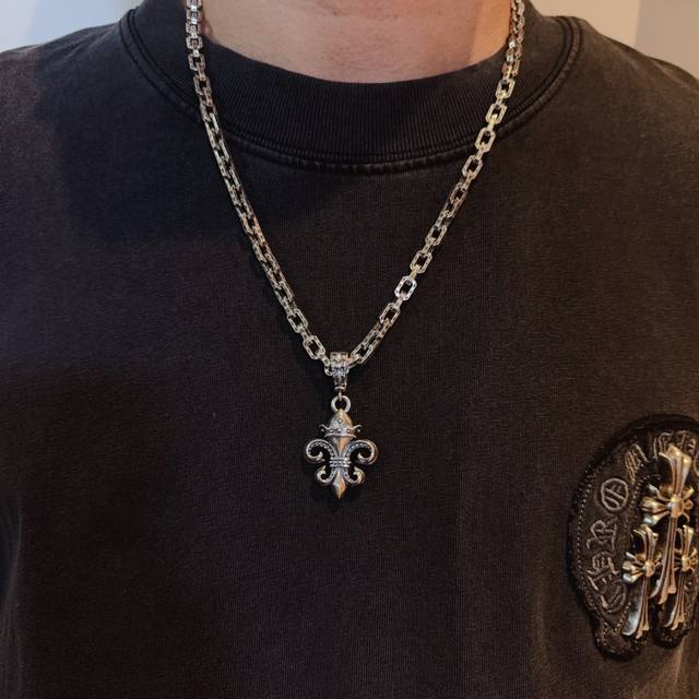 New boutique quality Chrome Hearts classic necklace with scout flower pendant. T