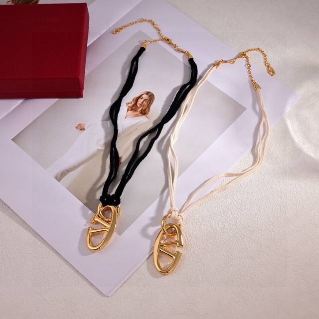 New Valentino Necklace - A hot new arrival that's sweeping the internet! Simple,