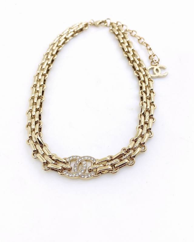 Ch*Nel Latest heavy-duty chain necklace, identical to Zp, made of brass.