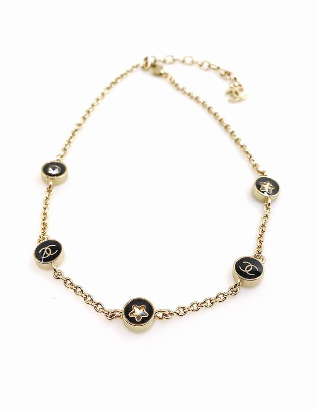 Ch*Nel Latest round black necklace, identical to Zp, made of brass.