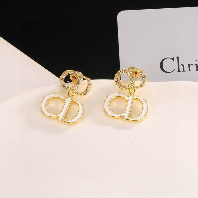 Latest Dior trending influencer style, the hottest Dior series, CD letter earrin