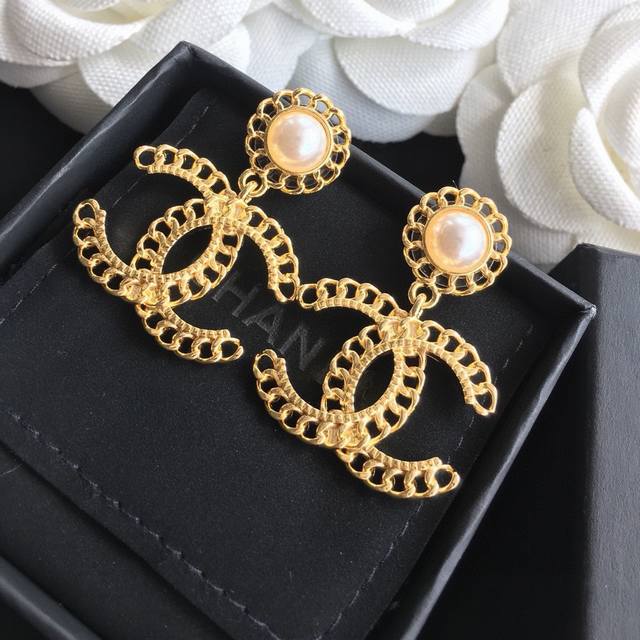 Selling like hotcakes! The latest Chanel pearl letter cord earrings from Cam
