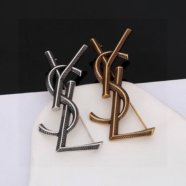 Saint Laurent YSL brooch, classic, luxurious, fashionable, and versatile, like a
