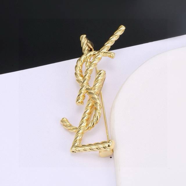 Saint Laurent YSL brooch, classic, luxurious, fashionable, and versatile, like a