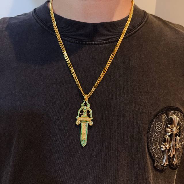 New boutique quality Chrome Hearts classic retro gold necklace with a green diam