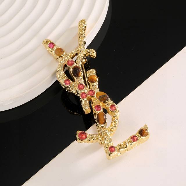 Saint Laurent YSL brooch, classic, luxurious, fashionable, and versatile, like a