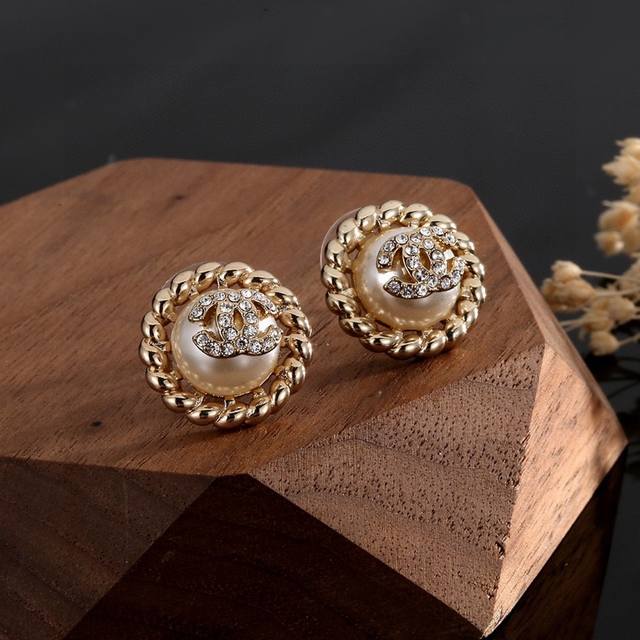 Chanel classic style earrings, genuine quality, very fashionable, playful and cu