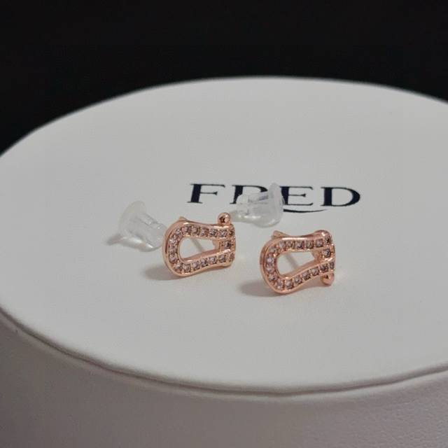 Hot-selling Fred full diamond horseshoe buckle earrings, classic and versatile,