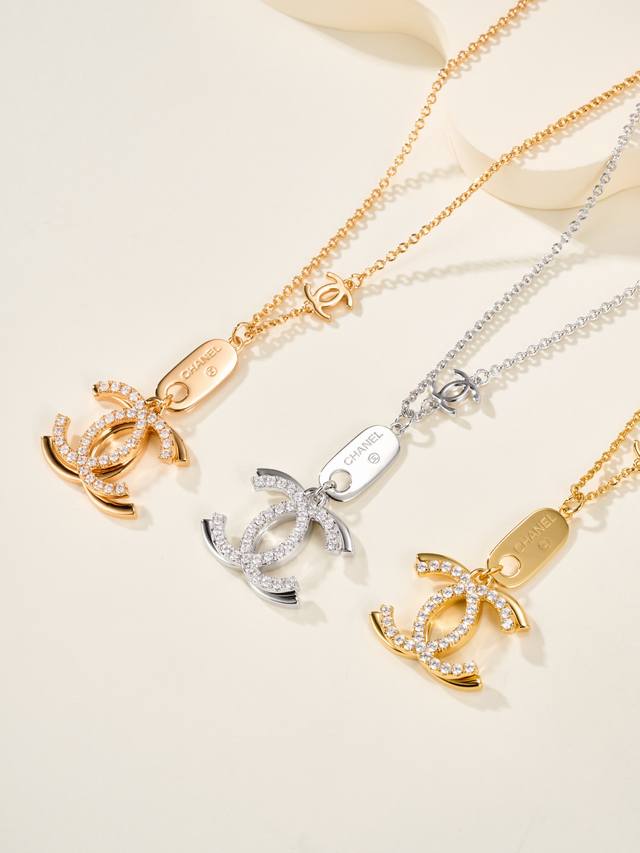 This Chanel necklace is absolutely gorgeous! It features classic design elements