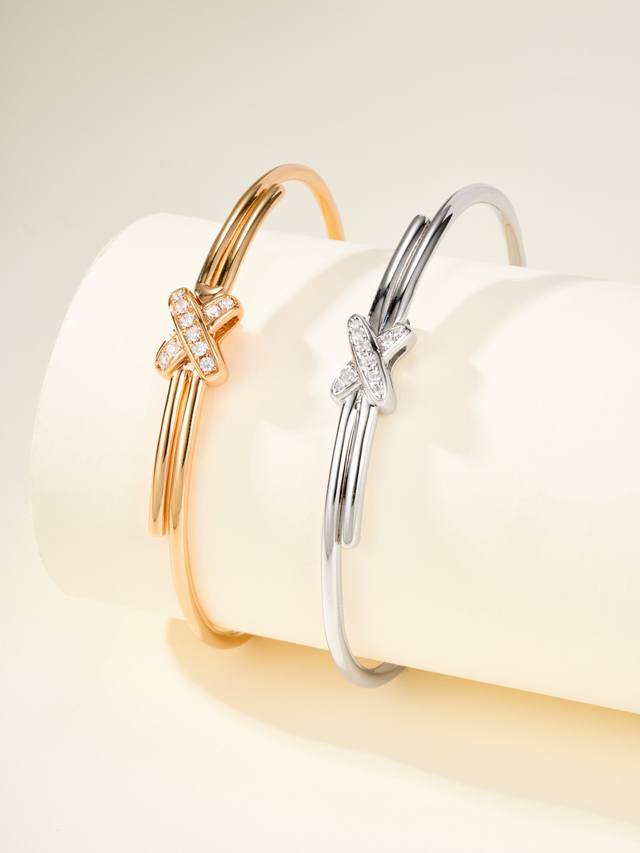 Jeux De Liens Cross Bangle, Size 17. This bracelet is highly recommended. It exu