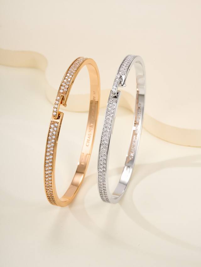 Liens Evidence, a full-diamond bangle from the "A Lifetime of Destiny" series, s