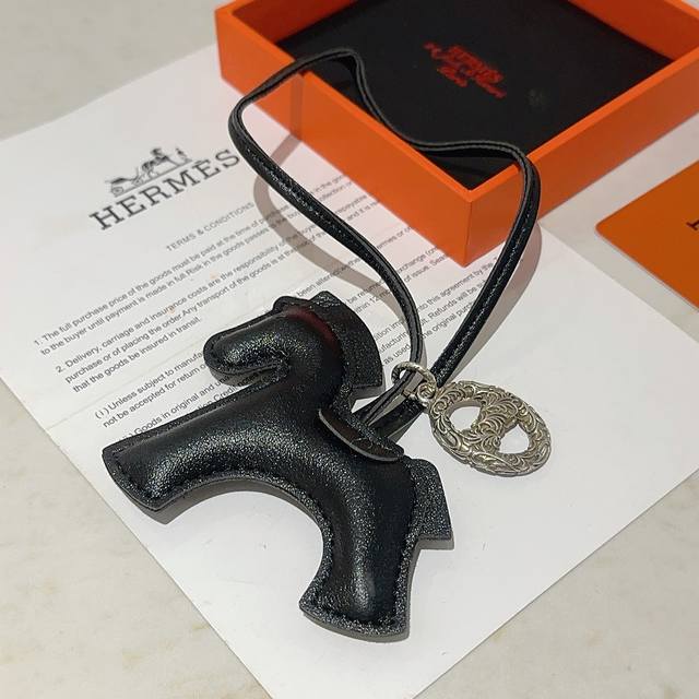 New Hermes keychain, thickened platinum version. High-end craftsmanship, the sam