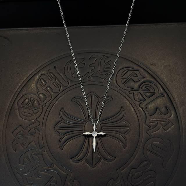 New boutique quality Chrome Hearts classic retro cross necklace. The embossed de