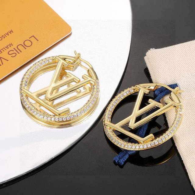 Hot and stylish new Louis Vuitton earrings, sweeping the fashion world. Runway a