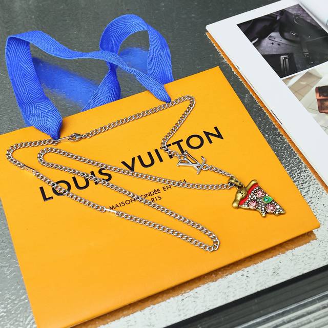 Lv Pizza Medium Charm M03128 Ddd. This Lvpizza charm is meticulously crafted in