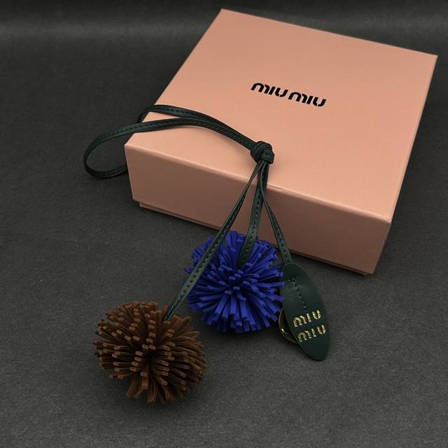 New arrival, new color! I love Miu's style. Actually, her clothes are all very s