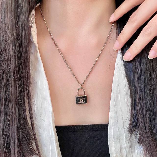 Chanel vintage necklace. Chanel's designs truly need no introduction; every piec