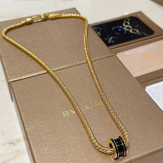 Bulgari necklace in V gold. From the Bulgari Divas' Dream collection, this neckl