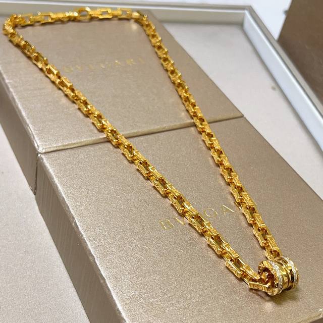 Bulgari necklace in V gold. From the Bulgari Divas' Dream collection, this neckl
