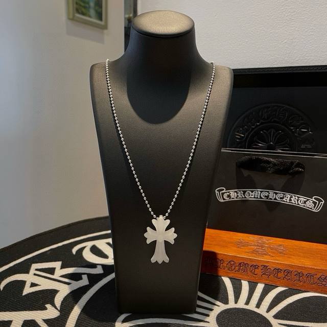 New Chrome Hearts Cross Resin Bead Necklace. Exquisite craftsmanship, quality gu
