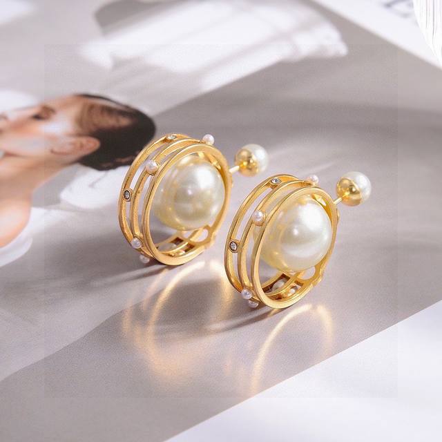 Dior's newest style, loved by top luxury brands, features the iconic Dior letter