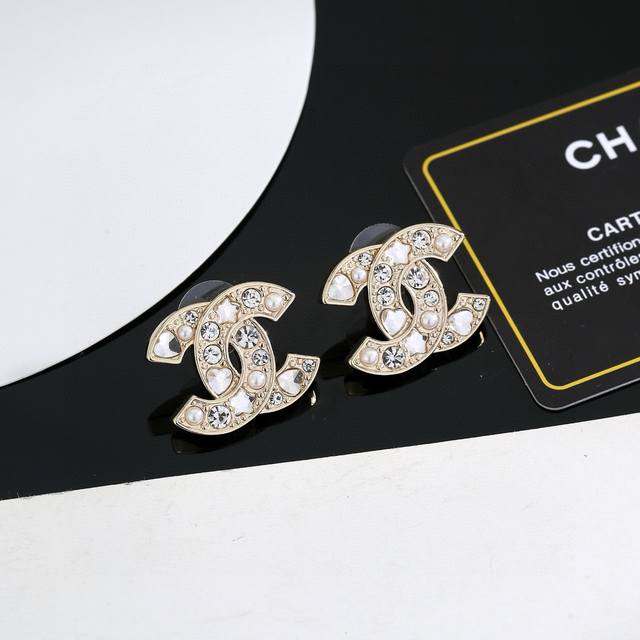 Chanel's new star stud earrings, more flattering to the face shape. The gold met