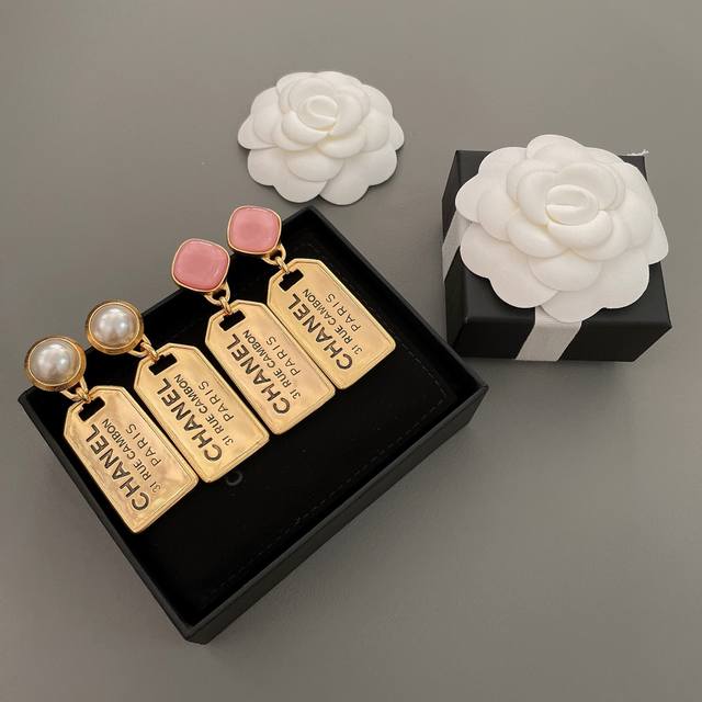 Our Ch Nel Vintage series white pearl earrings are sold out! The pink version fe