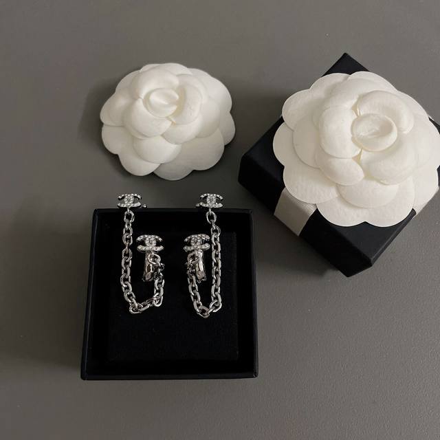 Our Z 6300 double C chain stud earrings are incredibly exquisite and stylish. Th