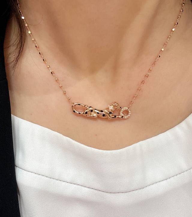 Cartier Cnc gold spotted panther necklace in V gold. Extra thick and imposing pa