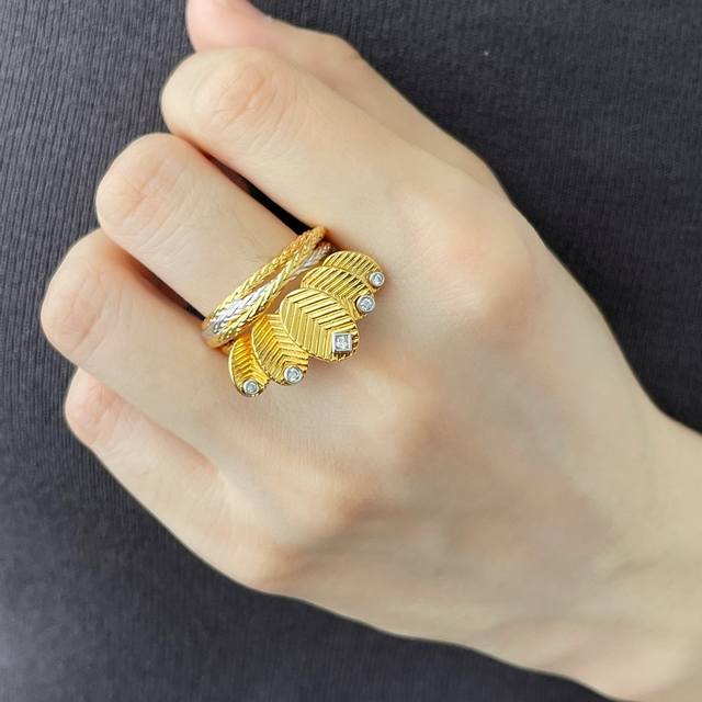 V gold material, size: 678. Cartier B style coffee bean leaf ring, classic and v