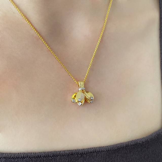 Cartier coffee bean leaf necklace in V gold. A classic, vintage coffee scent; th