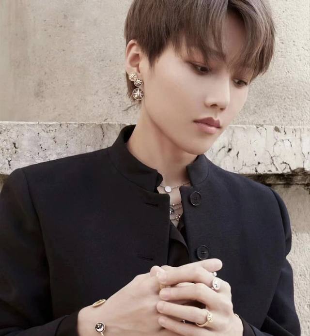 Malachite, white, pink, and black mother-of-pearl. We produce compass earrings,