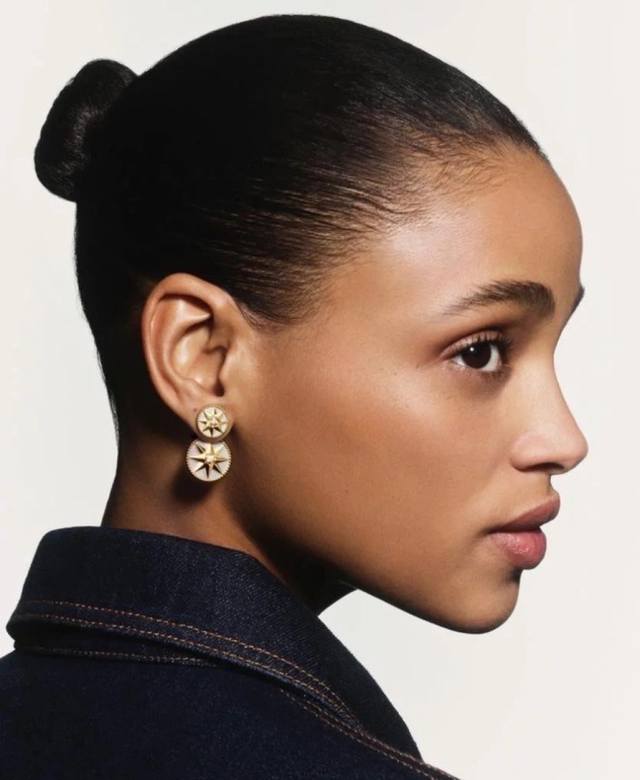 Malachite, white, pink, and black mother-of-pearl. We produce compass earrings,