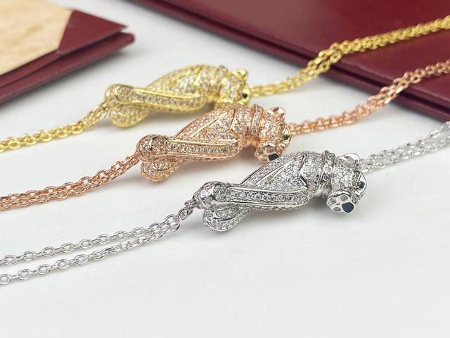 Cartier Panther Full Diamond Bracelet: Classic aristocratic style, luxurious ful