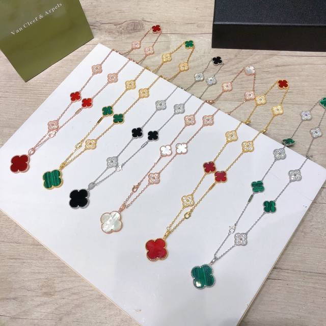 Van Cleef & Arpels short necklace with diamonds, featuring a ten-flower necklace