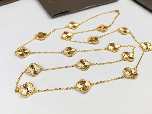 Vca four-leaf clover sixteen-flower laser-engraved sweater chain, showcasing aut