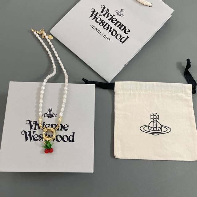 We present the cherry pearl choker from the niche Greek brand M Yol, a Jennie fa