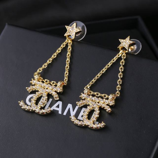Chanel's new earrings are exquisitely crafted in every detail. The design is abs