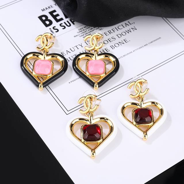 Chanel's new earrings are exquisitely crafted in every detail. The design is abs