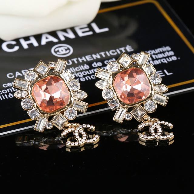 New Chanel earrings, double C stud earrings, meticulously crafted with the same