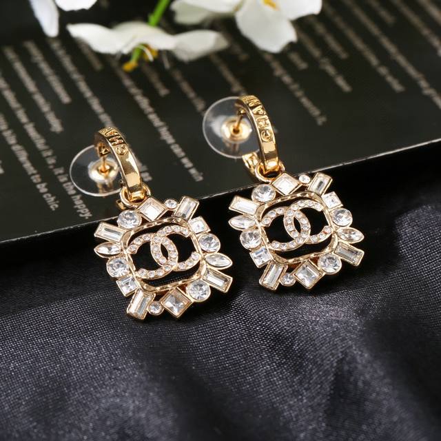 New Chanel earrings, double C stud earrings, meticulously crafted with the same
