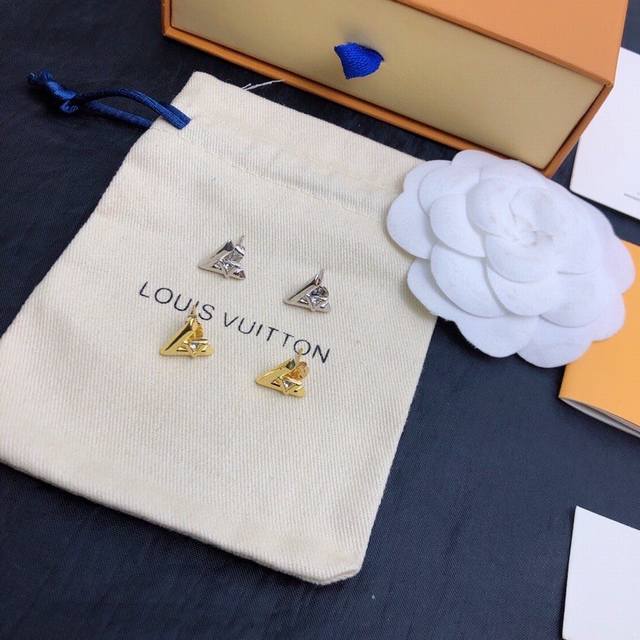 Hot and stylish Louis Vuitton LV earrings, sweeping the fashion world. Runway an