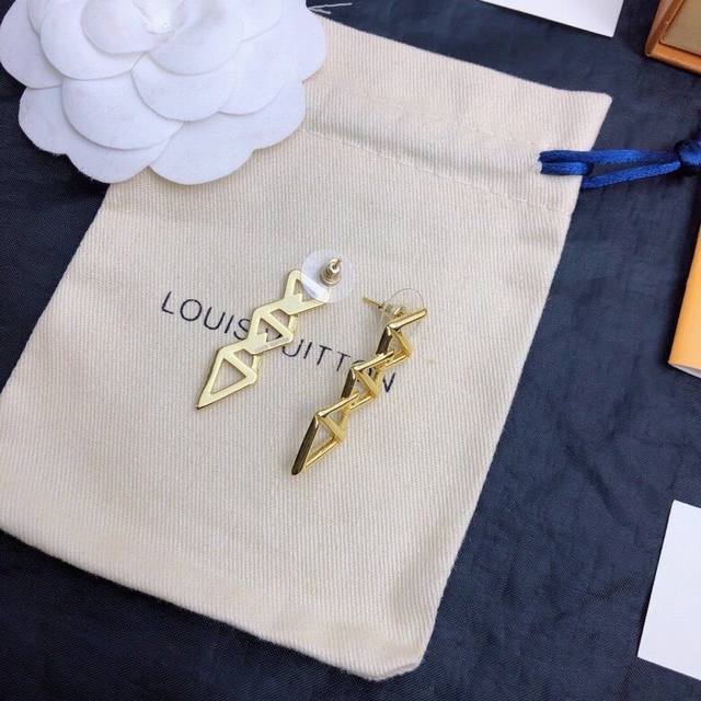 Louis Vuitton boutique's newest and most stunning earrings! Classic and versatil