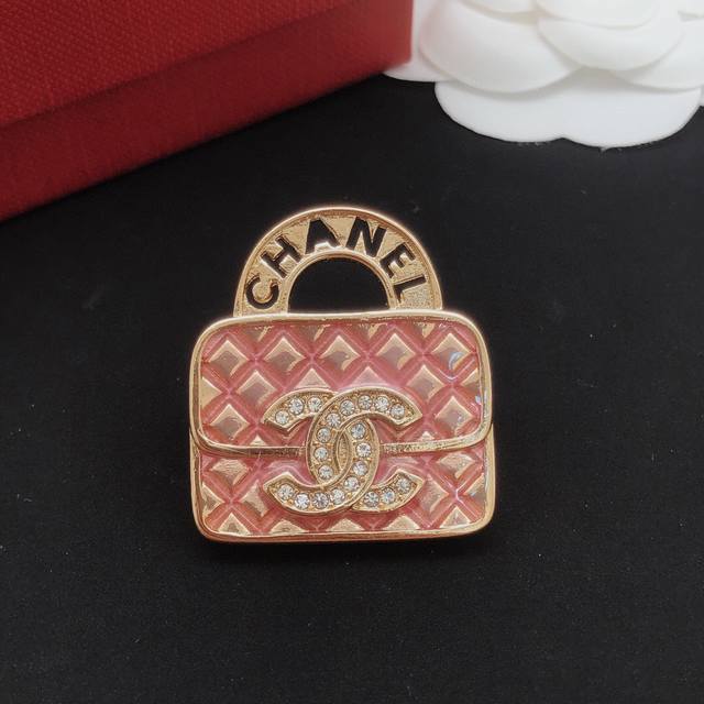 Item No. Xxz0199 Ch*Nel latest pink bag brooch, same batch Z, brass material Ddd