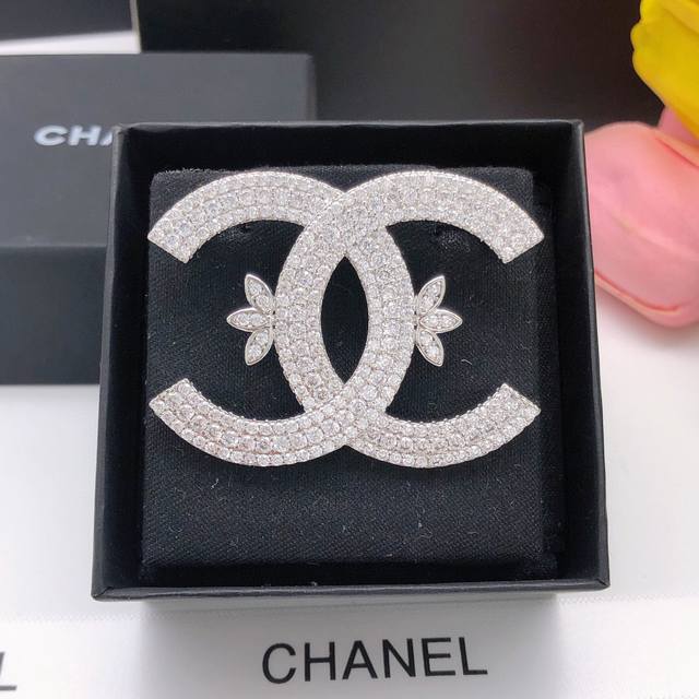 Item No. Xxz0185 Classic best-selling three-row diamond brooch, always available