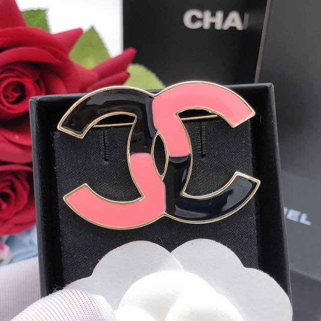 Item No. Xxz0184 Chanel Goose Droplet Black and Red Color Block Brooch, consiste