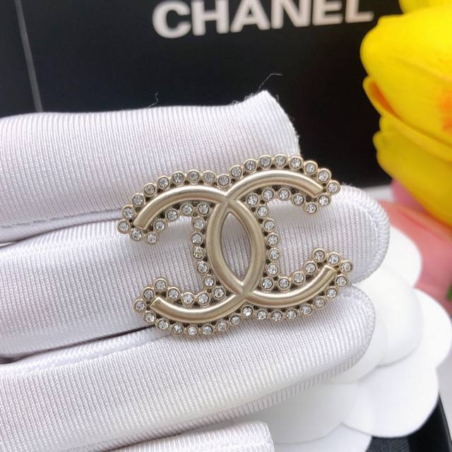 Item No. Xxz0178 This year's must-have brooch: a diamond-encrusted, polished pea