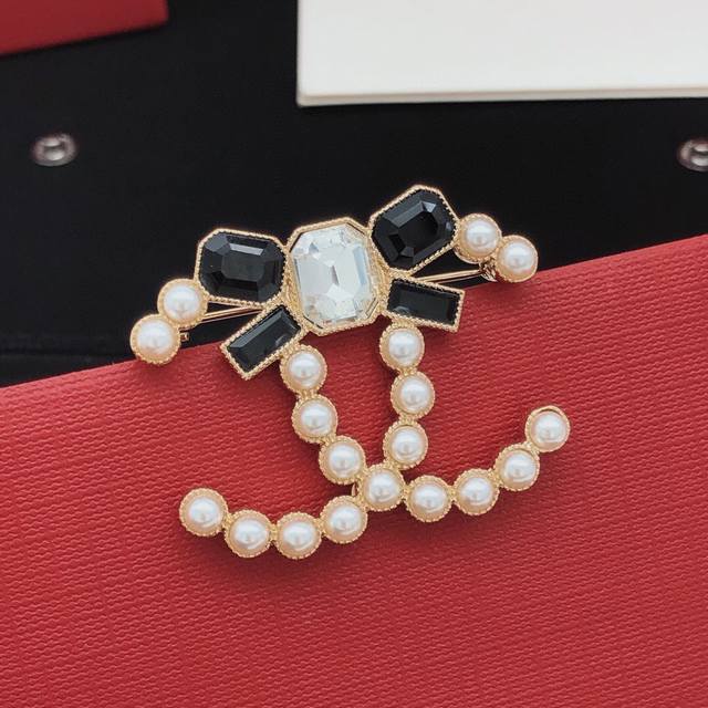 Item No. Xed0177 Ch*Nel latest bow brooch, identical to batch Z, brass material.