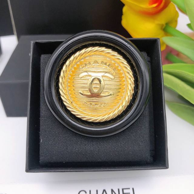 Item No. Xxz0172 New Chanel Round Brooch of the Year Ddd